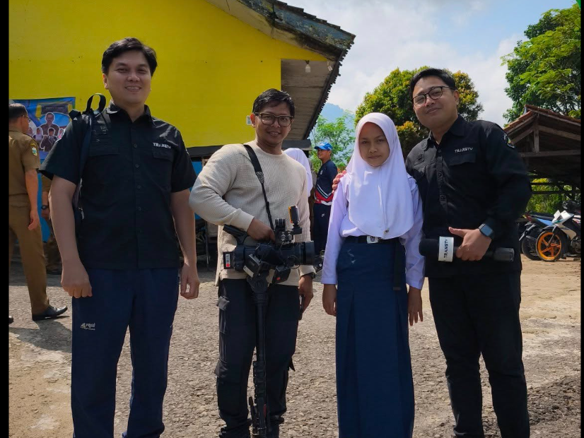 Neng Resa, Siswi SMPN 1 Cisewu Rela Jalan Kaki 2 Jam Demi Sekolah